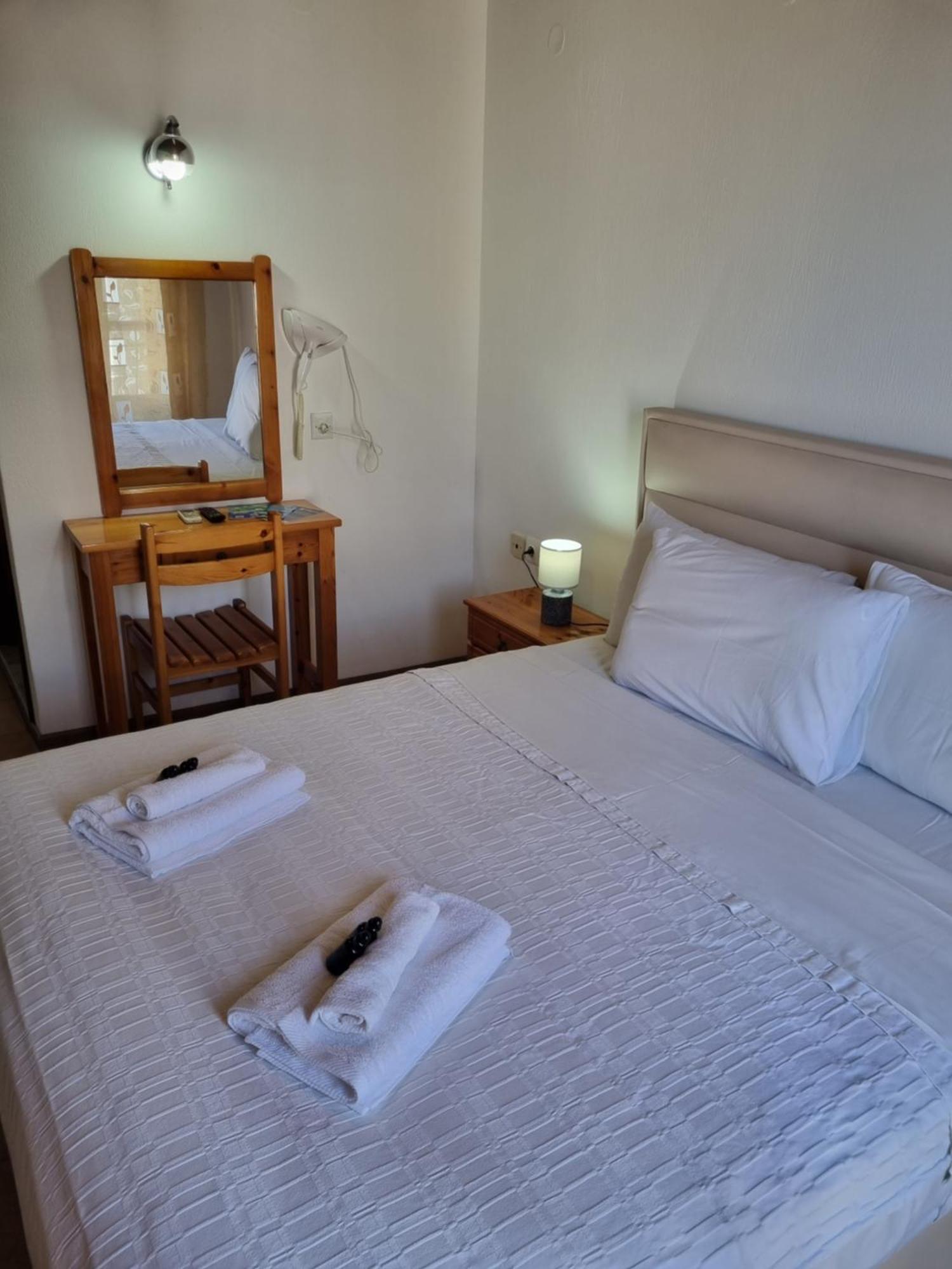 Zeus Guesthouse Panajía Kültér fotó